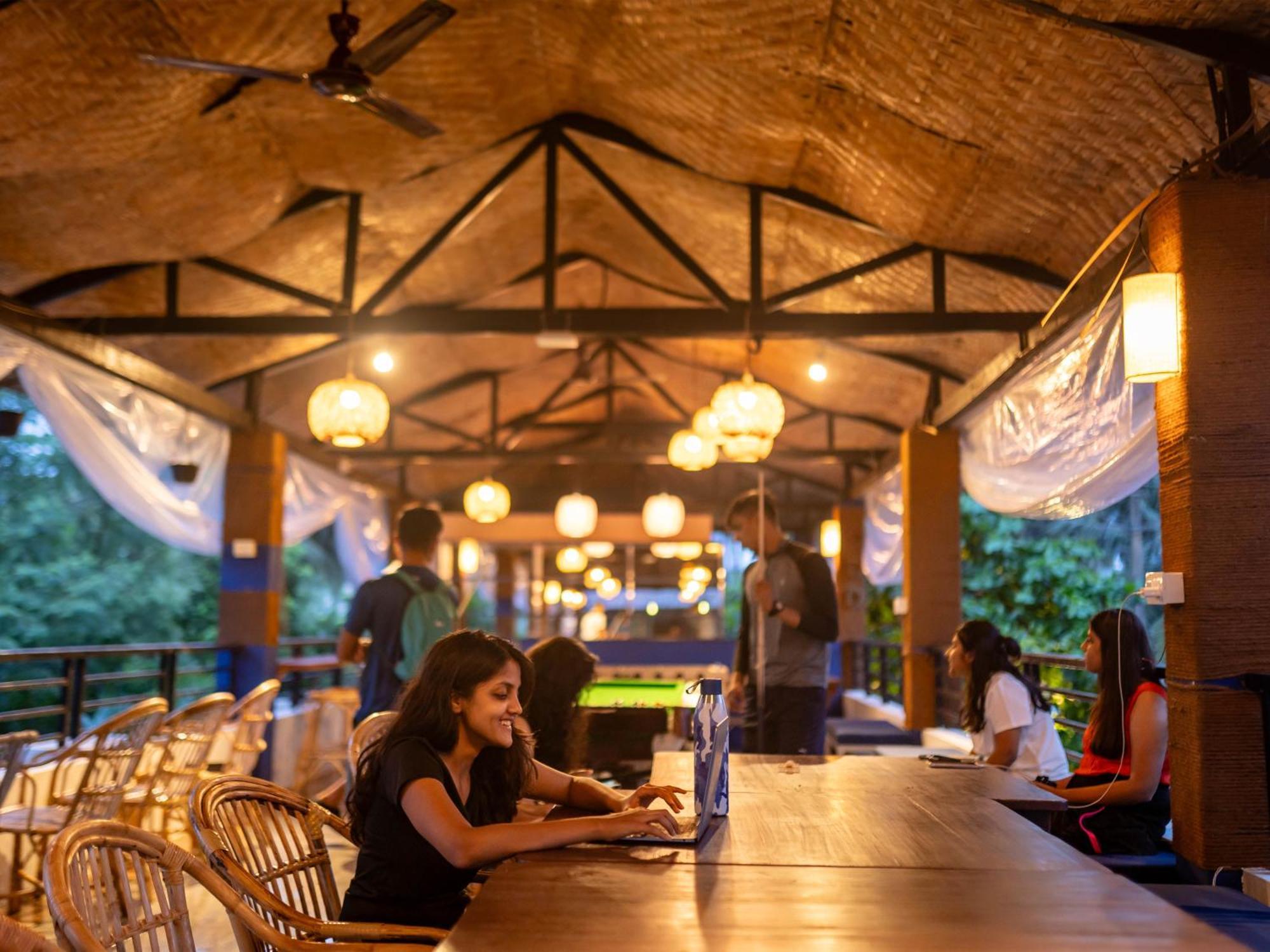Madpackers Goa Anjuna - Bar ภายนอก รูปภาพ